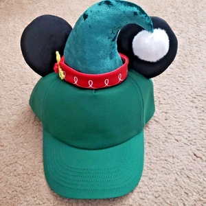 CAPPELLO DA BASEBALL DISNEY PARKS TOPOLINO VACANZA ELFO PER ADULTO CAPPELLO BABBO NATALE VERDE NUOVO CON ETICHETTE - Foto 1 di 4