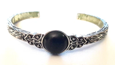 Brazalete Victoriano Vintage Texturado Pesado Tono Plata Puño Abierto Simulado Ónix Foto 1 de 4