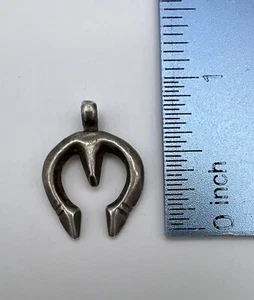 Ciondolo Naja in argento sterling sabbiato senza marchio - Foto 1 di 6