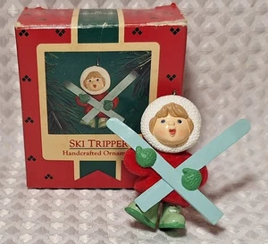 Vintage 1986 Hallmark Decorazione Natalizia Sci Tripper Bambino con Sci - Foto 1 di 9