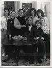1988 Press Photo Actor Merlin Olsen & co-stars in "The Harvest" on "Aaron's Way"