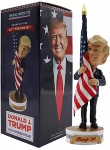 Donald Trump 45. 47. Präsident hält USA Stoff FLAGGE WACKELKOPF 7-1/2" Neu - Bild 1 von 1