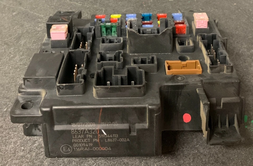 BOITIER A FUSIBLE MITSUBISHI LANCER VIII 8637A320 519344113 - Immagine 1 di 1