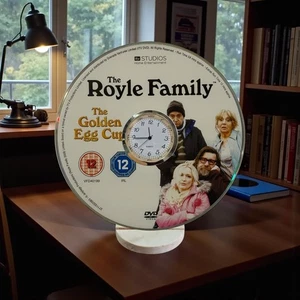 The Royle Family Neuheit Desktop DVD Uhr mit festem Metalleinsatz Display Ständer - Bild 1 von 8