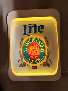 Insegna Bar Vintage Miller Lite Illuminata A Fine Pilsner - Insegna Birra Uomo Cave - Foto 1 di 14