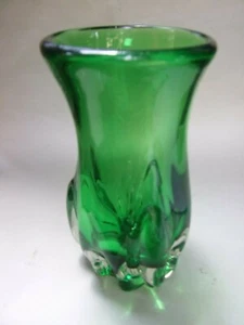 Jarrón vintage de vidrio artístico de Murano con estuche verde pesado de los años 50 estudio de mediados de siglo - Imagen 1 de 12