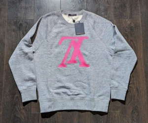 Sudadera Louis Vuitton Upside Down LV Logo Gris Rosa Cuello Redondo Mediana - Imagen 1 de 12