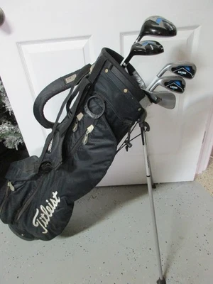 LH Wilson Ultra Jr. Juego de golf, 6 palos y bolsa Titleist - para jóvenes de 54" a 60" de alto Foto 1 de 4