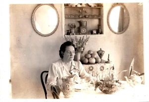 Foto vintage 1949, madre solitaria en el día de la madre, 7x5 negro blanco - Imagen 1 de 2