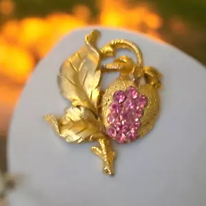 Brooch Pink Rhinestone Leaves Fruit Gold Tone Vintage Rare (D143) - Picture 1 of 6