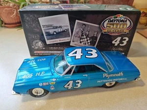 RICHARD PETTY 1/24 #43 DAYTONA 500 WINNER 1964 PLYMOUTH Belvedere Liquid Color! - Picture 1 of 4