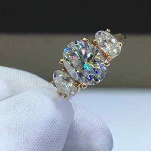 Anillo de boda de compromiso de tres piedras de moissanita de corte ovalado enchapado en oro amarillo de 14 k - Imagen 1 de 10