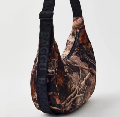 Bolso Bandolera BAGGU Mediano Media Luna - Foto Patrón Bosque Nuevo con Etiquetas Foto 1 de 4