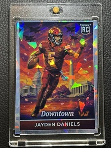 Tarjeta de novato personalizada Jayden Daniels - refractor de hielo a juego de colores Downtown  - Imagen 1 de 2