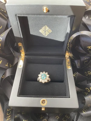 Anillo de turmalina y diamantes Kat Florence Paraiba de 3,67 quilates en 18 k YG Foto 1 de 4