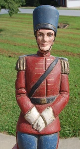Soldatino militare in legno vintage ufficiale britannico intagliato a mano dipinto 19” 1985 - Foto 1 di 12