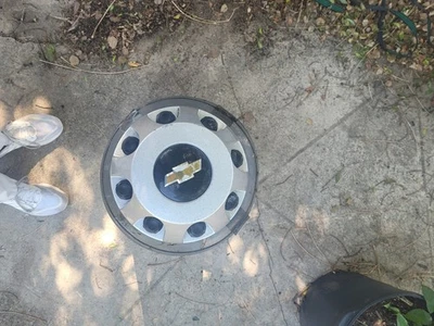 Tapa central de rueda trasera Chevrolet Silverado 3500 Duelly 2011-23 8 orejetas p/n 9597805 Foto 1 de 3