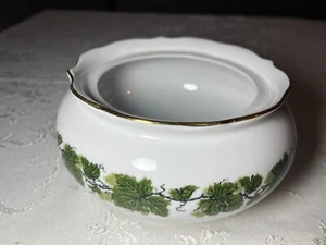 Triptis Porzellan Zuckerdose mit Weinlaubmotiven und perfektem Goldrand - Bild 1 von 11