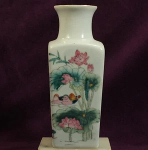 VINTAGE CHINESE REPUBLIC PORCELAIN VASE LOTUS FLOWERS HAND PAINTED circa 1980 - Picture 1 of 6