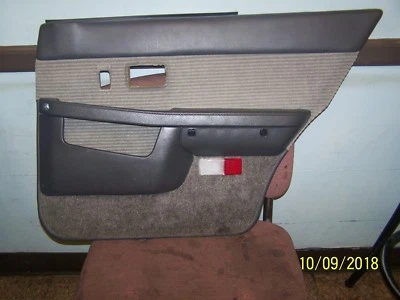 MAZDA 626 1983-1987 4 PUERTAS HATCHBACK PASAJERO PANEL INTERIOR DERECHO Foto 1 de 4