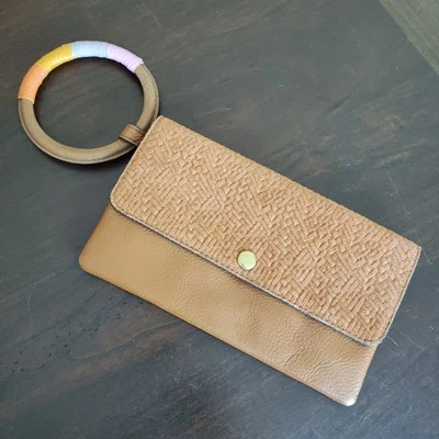 Cartera pulsera rígida estilo pulsera con solapa texturizada de cuero marrón Fossil Med  Foto 1 de 4