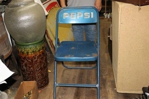Letrero de silla plegable de metal en relieve raro original vintage Pepsi Cola Soda Pop #2 - Imagen 1 de 12