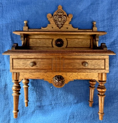 Raro Antiguo Alemán Harrass DESK Casa de Muñecas Muebles Miniatura 1:12 Nogal Foto 1 de 4