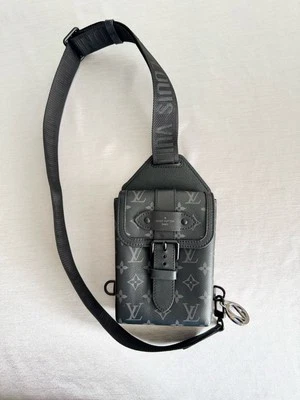 Bolso bandolera Louis Vuitton M45912 monograma eclipse saumur negro Foto 1 de 4