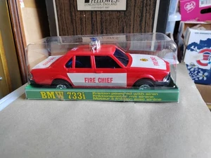 Modellino in scatola portafortuna plastica Bmw 733i capo dei pompieri 1/24? - Foto 1 di 4