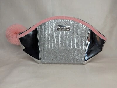 Bolsa de Maquillaje Benefit Plateada y Rosa con Cremallera Rosa Puff | Estuche de Maquillaje de Viaje Foto 1 de 4