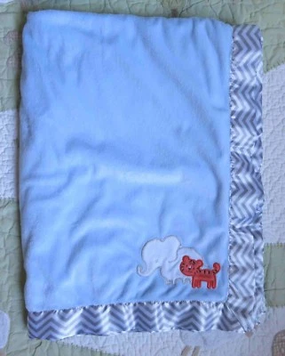 Manta de bebé Just One You elefante y tigre azul felpa con borde satinado gris en zigzag Foto 1 de 4