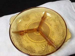 Vintage Bernstein Geteilt Gewürzschale Vertiefung Glas 7" Gänseblümchen Muster Trifuß - Bild 1 von 4