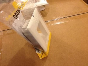 Data Comm 45-0008-WH Cable Entry Cover Plate White lot of three - Bild 1 von 3