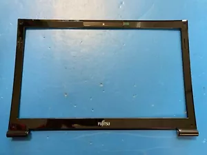FUJITSU LIFEBOOK AH532 LCD FRONT COVER BEZEL WITH 4 SCREW COVERS CP581544-01 - Foto 1 di 4