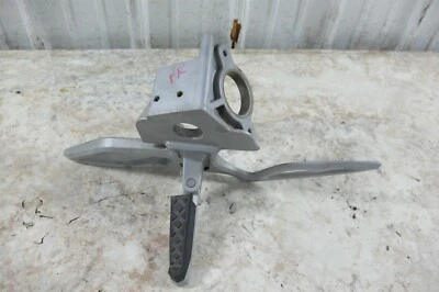 10 Can-Am Spyder RS 990 SE5 Roadster front right foot rest peg and mount bracket — 第 1/4 张图片