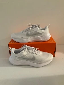 Tenis para correr Nike Downshifter 12 triple blancos plateados DD9293-100 tallas para hombre - Imagen 1 de 5
