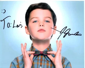 Fotografía firmada autografiada por IAIN ARMITAGE 8x10 Young Sheldon Cooper - a Lori - Imagen 1 de 1