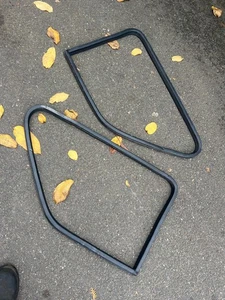 BMW E30 Coupe Rear Left & Right Side Glass Gasket Seal LM83 - Picture 1 of 2