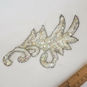 Antiguo aplique de lentejuelas con cuentas de semilla con cuentas a mano plata transparente hoja de pergamino - Imagen 1 de 8