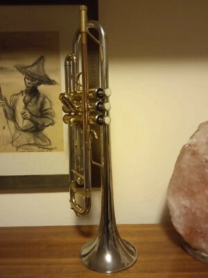 Tromba in Bb argentata con dettagli oro, costruita dal laboratorio milanese CFP - Immagine 1 di 4