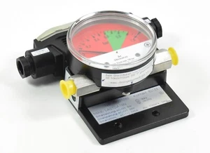 WIKA/Bosch Differenzdruckmanometer,700.01.080,C 821 002 090 385 - Picture 1 of 3