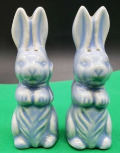 VINTAGE UNIQUE BLUE BUNNY RABBITS SALT & PEPPER SET UNSIGNED BUT OLDER POTTERY - Picture 1 of 6