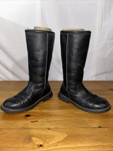 Botas UGG para mujer 7 EE. UU. cuero negro forradas de piel de oveja 5490 Brooks suelas altas - Imagen 1 de 10