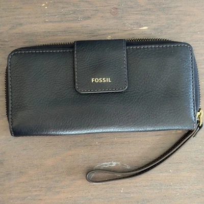 Fossil 黑色皮革腕带钱包拉链手拿包 适合 iPhone 15 Pro — 第 1/4 张图片