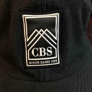 CAPPELLO BERRETTO CBS GIOCHI INVERNALI OLIMPIADI NIKE THERMAFIT NERO RARO 1998 copri orecchie/collo - Foto 1 di 12