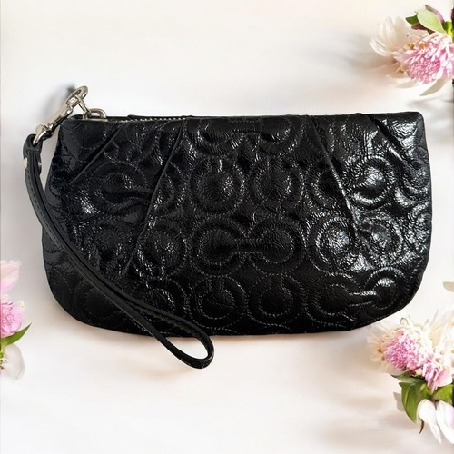 Pochette Coach nera verniciata trapuntata firma piccola lucida da polso