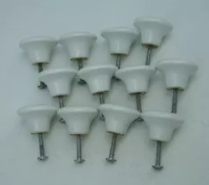 12 pomelli vintage porcellana bianca ceramica cassettiera ante estraibili recuperati - Foto 1 di 8