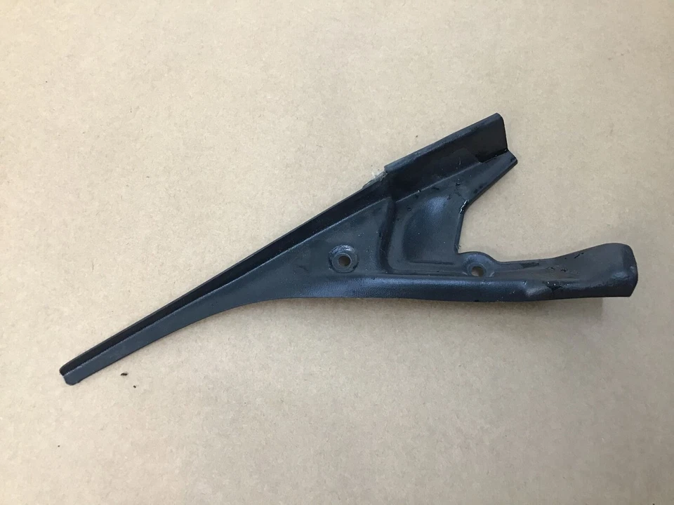 Cubierta de retención de soporte de pilar delantero derecho Aston Martin DB9 GT 2016 13-16; @1 Foto 1 de 4