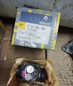 CILINDRETTO FRENO POSTERIORE ORIGINALE RENAULT 4 5 COD 7701365383 ULTIMO PZ (G) - Foto 1 di 2