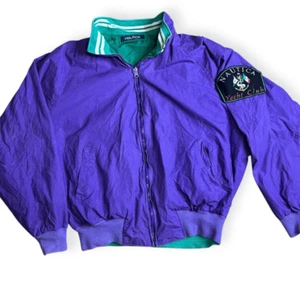 Ver talla VINTAGE NAUTICA Hombre’s Púrpura Verde 90’s Club Náutico Gráfico Rev - Imagen 1 de 8